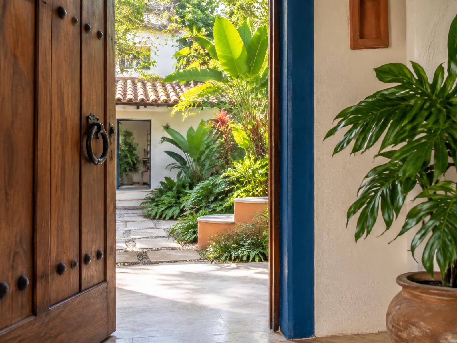 Puerta abierta hacia un jardín tropical, imagen de marca de Otra Puerta